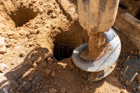 Appareil hydraulique de forage de pieux sur le chantier de construction.Forage dans le sol.Fondements de pieux.