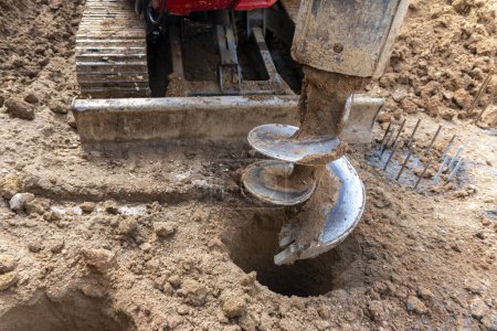Appareil hydraulique de forage de pieux sur le chantier de construction.Forage dans le sol.Fondements de pieux.