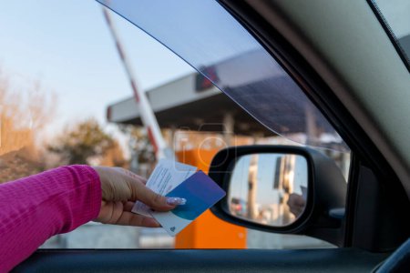 Fahrerin bezahlt mit Karte