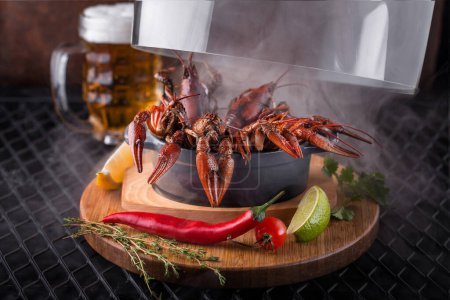 Foto de Dish with boiled red crayfish top view on a wooden board to beer - Imagen libre de derechos
