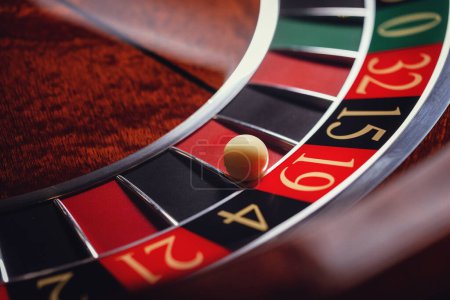 Foto de Casino ruleta, primer plano de una bola de ruleta, sectores rojo y negro La gente haciendo apuestas y apuestas, suerte - Imagen libre de derechos