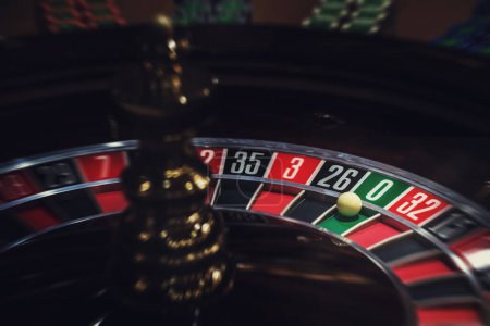 Foto de Casino ruleta, primer plano de una bola de ruleta, sectores rojo y negro Las personas que hacen apuestas y apuestas, número de suerte cero - Imagen libre de derechos