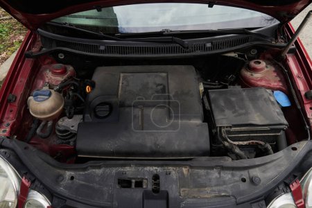 Téléchargez les photos : Sale vieille voiture moteur baie ouvert sous le capot - en image libre de droit