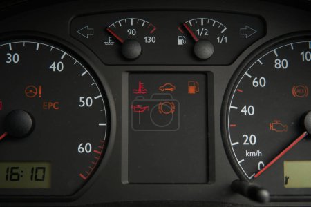 Auto-Tacho - Auto-Armaturenbrett mit niedriger Treibstoffanzeige und Fehlerleuchten