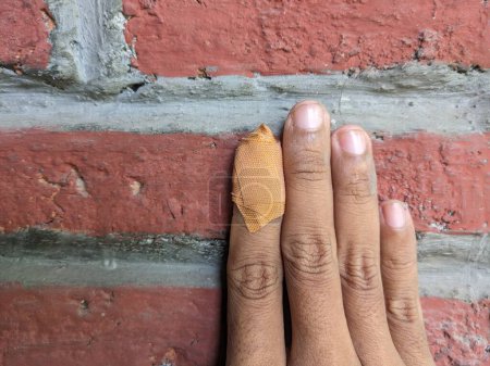 Menschlicher Zeigefinger mit Fingerverband bedeckt