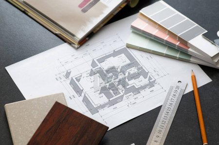 Téléchargez les photos : Plan architectural de la maison, sélection de matériaux pour la conception, palette de couleurs, échantillons de matériaux - en image libre de droit