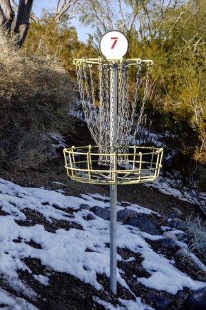 Téléchargez les photos : Terrain de golf Frisbee dans la neige - en image libre de droit