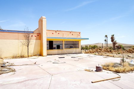 Abgebrochene Konzessionen stehen in einem stillgelegten Freizeitpark in der Mojave-Wüste nahe Barstow Kalifornien