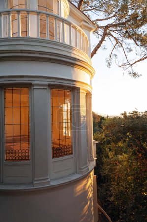 Holzverkleidete Rotunde mit Bleiglasfenstern und Balkon