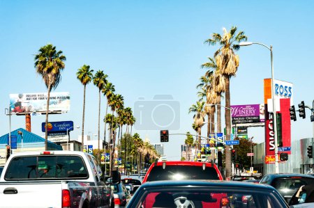 Téléchargez les photos : Grand trafic sur Santa Monica Blvd, Los Angeles Californie - en image libre de droit