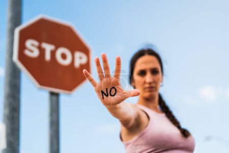 Téléchargez les photos : Femme ferme exprimant l'action de assez avec sa main, non ou arrêter, pas de violence, pas de permission, non, ce n'est pas - en image libre de droit