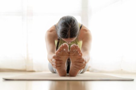 Téléchargez les photos : Jolie jeune femme effectuant des exercices de méditation et de yoga - en image libre de droit