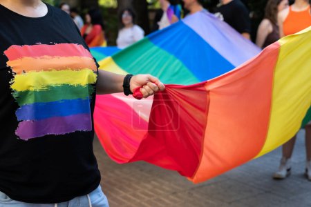 Téléchargez les photos : Les gens manifestent le jour de la fierté avec le drapeau de fierté - en image libre de droit