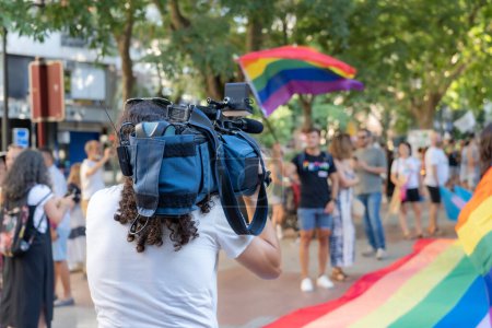 Téléchargez les photos : Opérateur de caméra de télévision tournage Pride Day démonstration - en image libre de droit