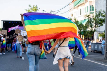 Foto de Pareja homosexual con una bandera de orgullo - Imagen libre de derechos