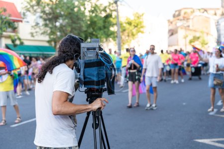 Téléchargez les photos : Opérateur de caméra de télévision tournage Pride Day démonstration - en image libre de droit