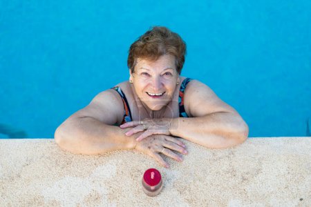 Téléchargez les photos : Portrait de belle vieille femme dans la piscine après la baignade - en image libre de droit