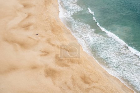 Foto de Vista aérea de la playa de arena desierta con gente caminando - Imagen libre de derechos