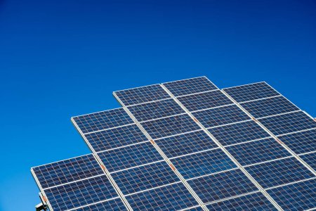 Foto de Paneles solares de energía fotovoltaica en día soleado sobre fondo de cielo azul - Imagen libre de derechos