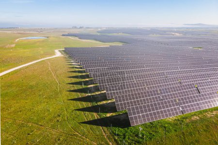Téléchargez les photos : Photo aérienne de la centrale solaire photovoltaïque sous le ciel bleu par une journée ensoleillée - en image libre de droit