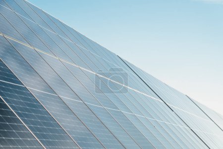Téléchargez les photos : Détail étroit des panneaux solaires dans le parc solaire photovoltaïque, journée ensoleillée avec ciel bleu - en image libre de droit
