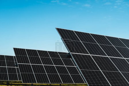 Téléchargez les photos : Détail des panneaux solaires dans le parc solaire photovoltaïque sous le ciel bleu, journée ensoleillée - en image libre de droit