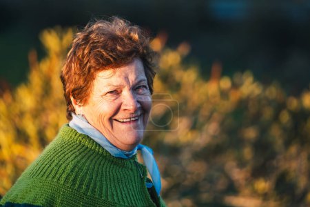 Foto de Retrato de mujer mayor rural sonriente y feliz con la luz del sol al atardecer - Imagen libre de derechos