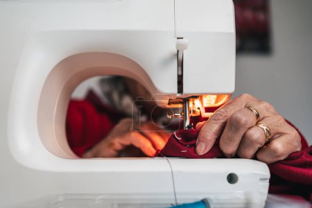 Téléchargez les photos : Détail de couture main couturière sur machine à coudre - en image libre de droit
