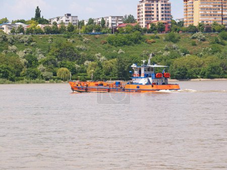 Pequeño ferry cruza el Danubio