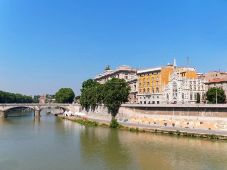 El río Tíber en Roma, Italia con la Iglesia del Sagrado Corazón de Jesús en Prati en el fondo