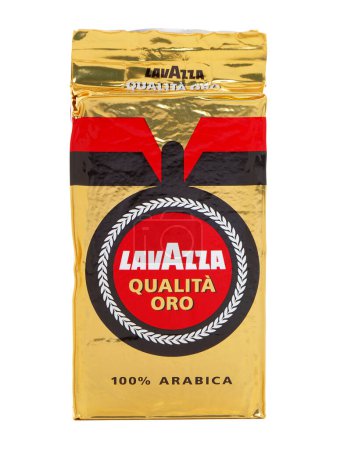 BUCHAREST, RUMANIA - 28 DE MAYO DE 2019. Pack de café Lavazza Qualita Oro, 100% Arabica, aislado sobre blanco