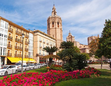 Micalet Glockenturm, Teil der Metropolitankathedrale Basilika Mariä Himmelfahrt von Valencia, Spanien. Blick vom Reina-Platz 
