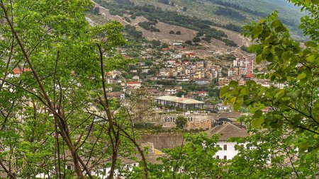 Blick von der Altstadt von Gjirokaster, Albanien. Hochwertiges Foto