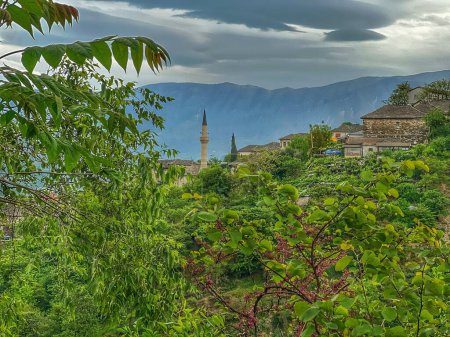 Blick auf die Altstadt von Gjirokastra in Albanien. Hochwertiges Foto