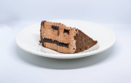 Foto de Rebanada de pastel de chocolate sobre fondo blanco con espacio de copia - Imagen libre de derechos