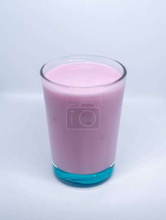 vaso de yogur fresco con color rosa.