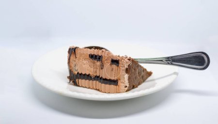 Foto de Un trozo de pastel de chocolate sobre fondo blanco
. - Imagen libre de derechos
