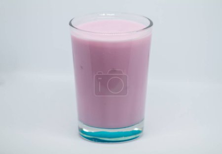 vaso de leche fresca sobre un fondo blanco