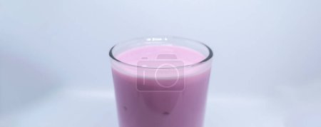 vaso de leche sobre fondo blanco