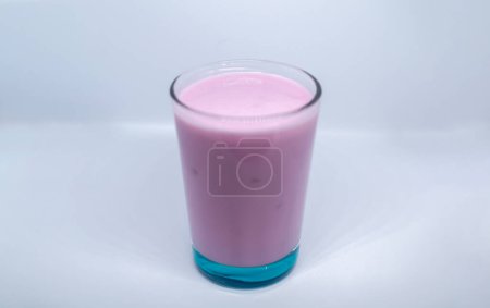 Glas Milchshake oder Milchshake auf weißem Hintergrund