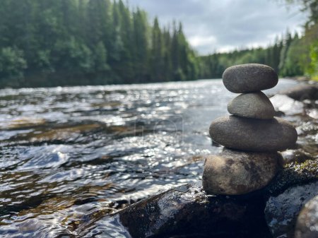 Foto de Steine im Fluss, Piedras apiladas en la orilla de un río de montaña - Imagen libre de derechos