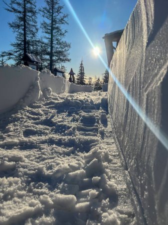 Foto de Senderismo de invierno en las montañas, nieve fresca, sendero de nieve con el s - Imagen libre de derechos