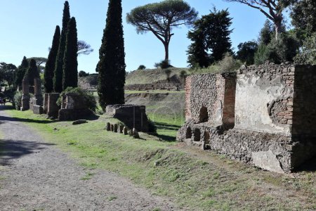Foto de Pompeya, Campania, Italia - 14 de octubre de 2021: Necrópolis de Porta Nocera en el Parque Arqueológico de Pompeya - Imagen libre de derechos