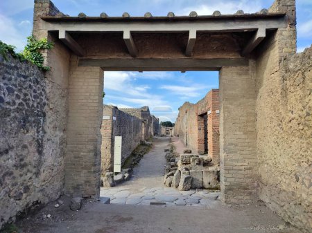 Foto de Pompeya, Campania, Italia - 14 de octubre de 2021: Via di Castricio en el Parque Arqueológico Pompeya - Imagen libre de derechos
