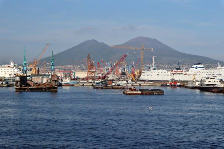 Foto de Nápoles, Campania, Italia - 15 de mayo de 2022: Visión del Vesubio desde el ferry en el Puerto de Nápoles - Imagen libre de derechos