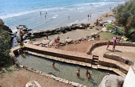 Foto de Sperlonga, Lazio, Italia 5 de septiembre de 2021: Piscina natural en la playa de Ponente desde Via della Saponera - Imagen libre de derechos