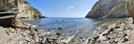 Foto de Ischia, Campania, Italia 13 de mayo de 2022: Foto panorámica de la bahía de Sorgeto desde la playa - Imagen libre de derechos