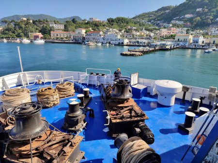 Foto de Ischia, Campania, Italia 15 de mayo de 2022: Puerto de Marina di Portosalvo desde el ferry que sale - Imagen libre de derechos
