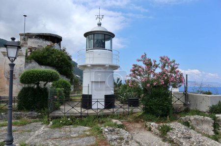Scilla, Kalabrien, Italien 13. Juni 2021: Leuchtturm der Marine auf einer Terrasse des Castello Ruffo