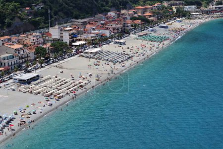 Foto de Scilla, Calabria, Italia 13 de junio de 2021: Playa Marina Grande en Via Cristoforo Colombo desde Castello Ruffo - Imagen libre de derechos